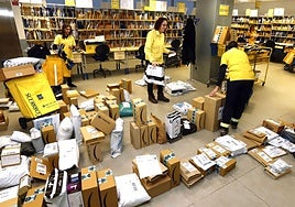 Empleadas de Correos organizando los envíos.
