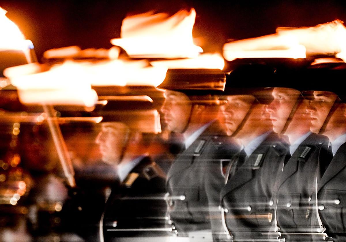 Soldados alemanes participan en una ceremonia militar.