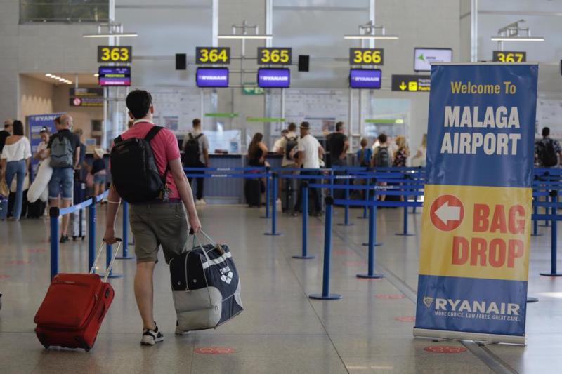 Ryanair, büyük kabin valizlerini avlamak için işçilerine daha fazla ödeme yapacak