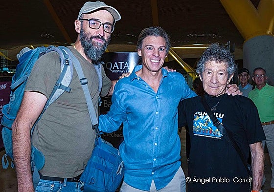 Carlos Soria, en el aeropuerto antes de partir al Himalaya