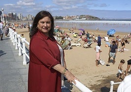 La Jefa de Salvamento de Gijón, en la playa de San Lorenzo.