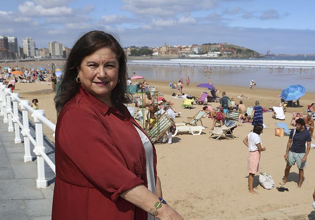 La Jefa de Salvamento de Gijón, en la playa de San Lorenzo.