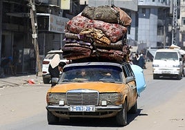 Vecinos de Ciudad de Gaza huyen ante la inminente invasión.