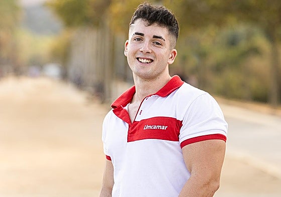 Izan de la Casa, uniformado para luchar contra la suciedad.