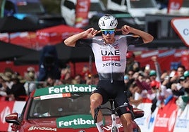 Juan Ayuso celebra su victoria en Cerler.