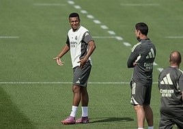 Kylian Mbappé y Xabi Alonso, durante el último entrenamiento antes del Real Madrid-Mallorca.
