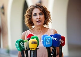 La vicepresidenta primera del Gobierno y ministra de Hacienda, María Jesús Montero, atiende a los medios de comunicación este viernes en Sevilla
