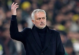 José Mourinho dando instrucciones en el duelo ante el Anderlecht.