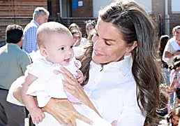 La montaña rusa emocional de la reina Letizia en Orense: seria con los bomberos, cariñosa con las víctimas y tierna con niños y bebés