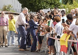 Los Reyes Felipe VI y Letizia durante su visita al valle del Jerte