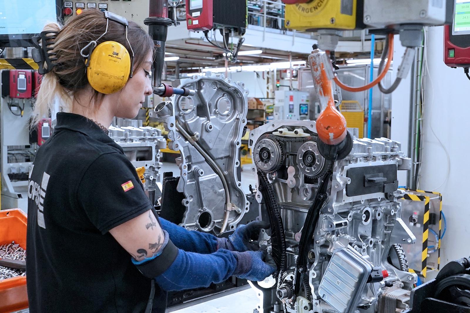 Trabajadora de la factoría de Horse en Valladolid.