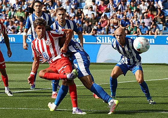 Giuliano anota el gol del Atlético ante el Alavés.