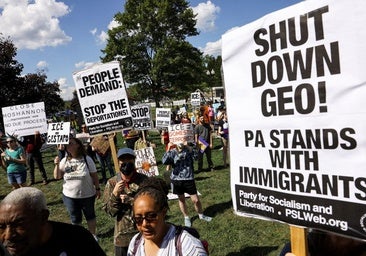 Una jueza bloquea las expulsiones rápidas de migrantes impulsadas por Trump