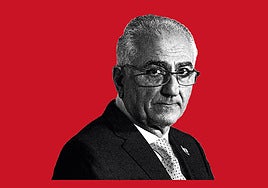 Un apellido inventado. El rey mantiene el estatus de inmigrante de lujo en Washington.