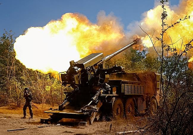 Una pieza de artillería ucraniana en combate.