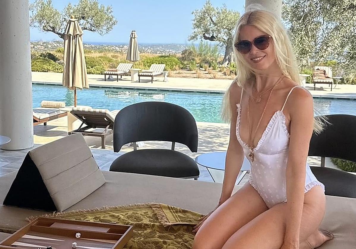 Claudia Schiffer cumple 55 en Grecia, su paraíso veraniego
