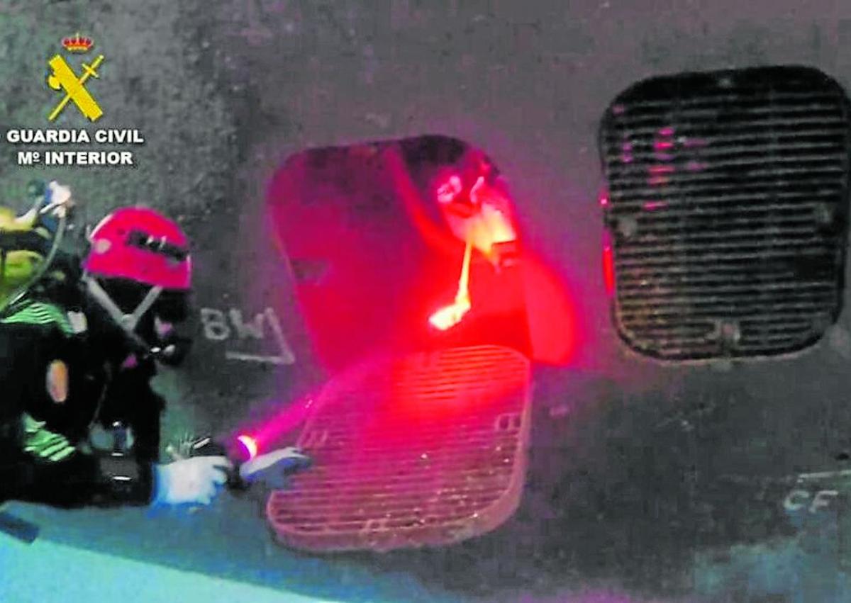 Imagem secundária 1 - Isso recupera um estoque de drogas anexado ao capacete de um cargueiro