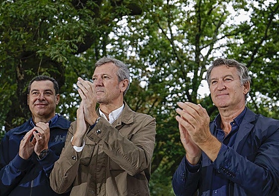 Feijóo (dcha.), junto a Moreno (izda.) y Rueda, en la localidad pontevedresa de Cerdedo-Cotobade.