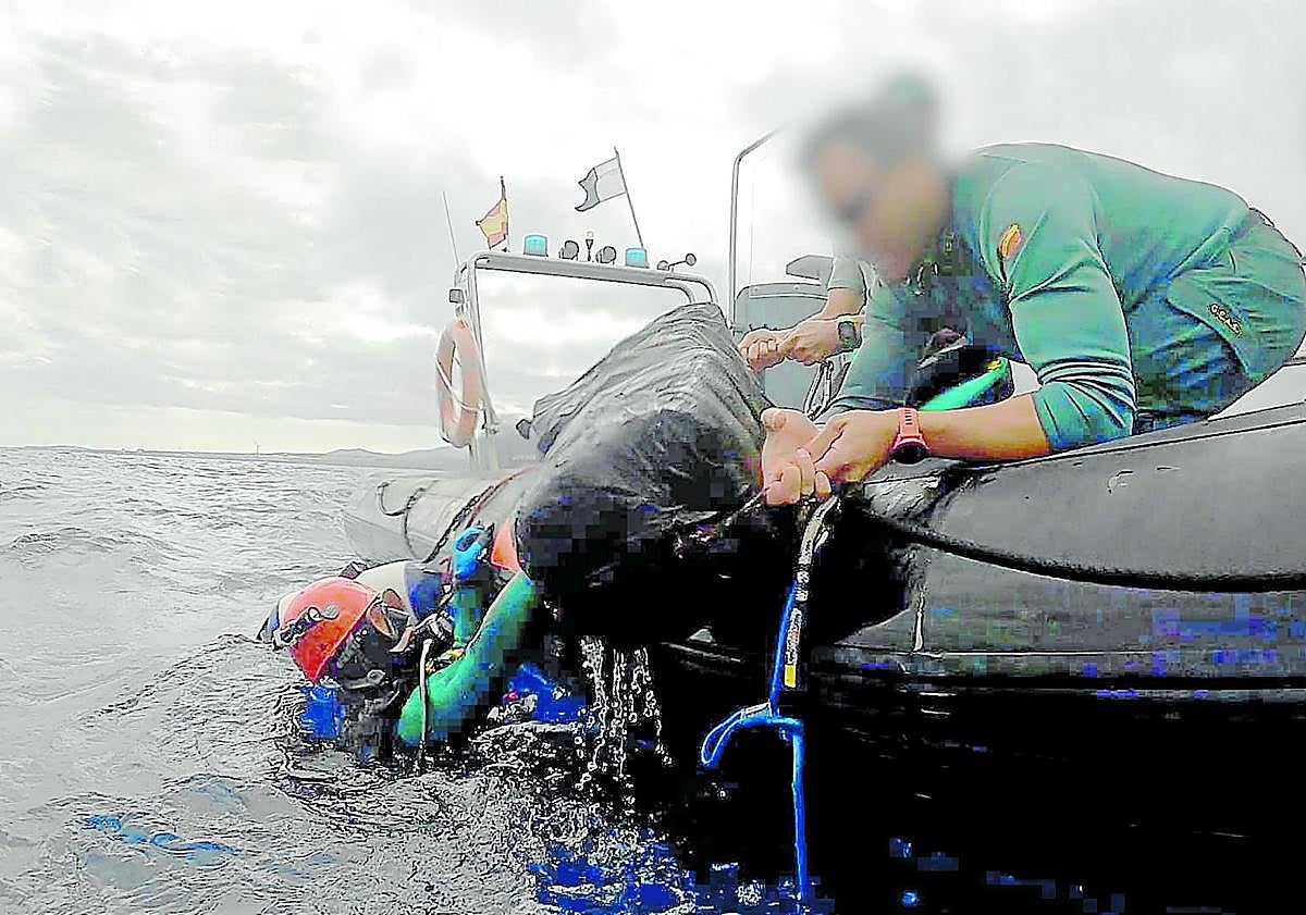 Imagen principal - Así se recupera un alijo de droga adosado al casco de un carguero
