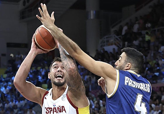 Willy Hernangómez trata de anotar ante el chipriota Pashialis.