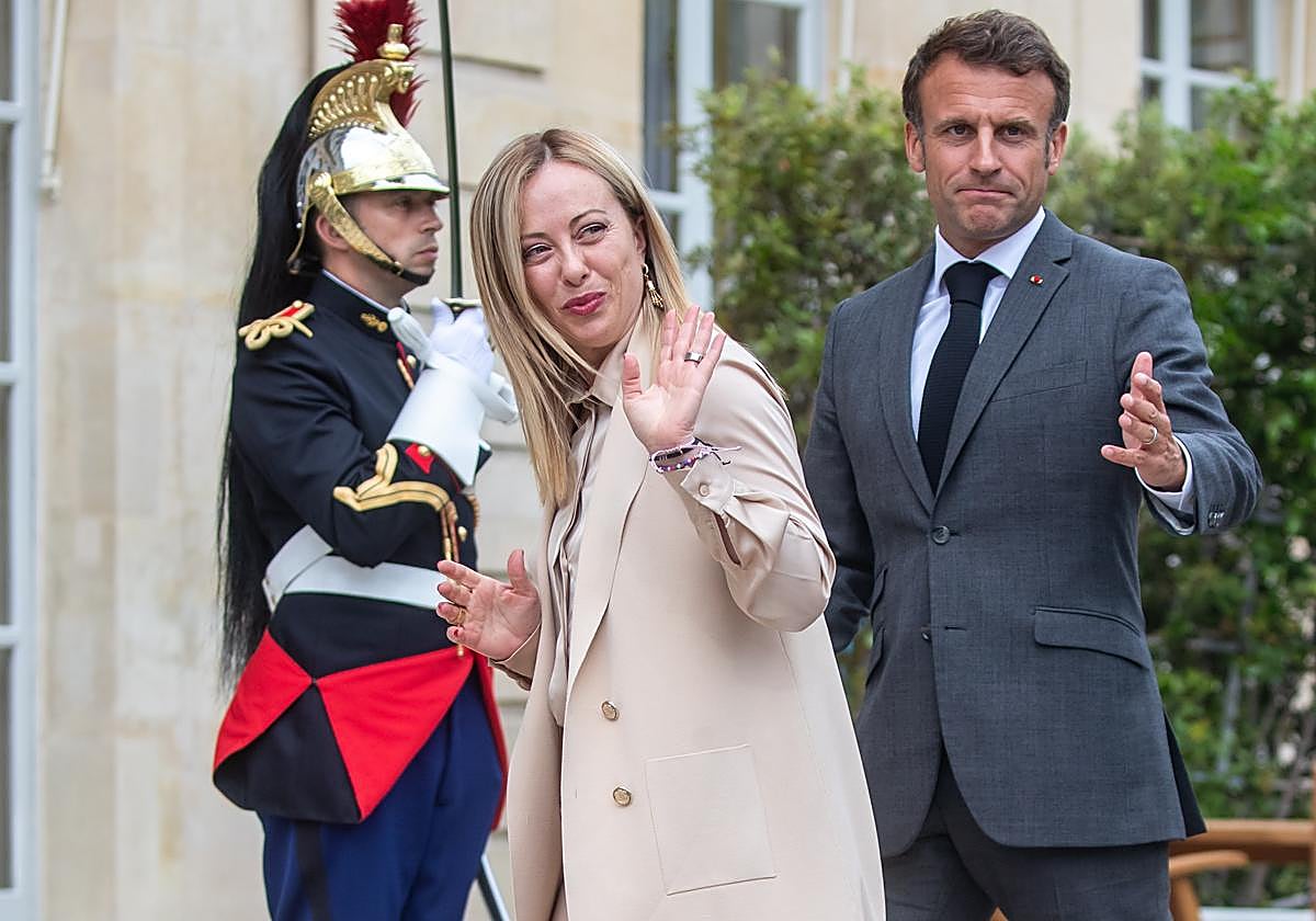 La primera ministra italiana, Giorgia Meloni, y el presidente de Francia, Emmanuel Macron.