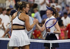 Aryna Sabalenka y Cristina Bucsa se dan la mano al terminar el partido de octavos del US Open.