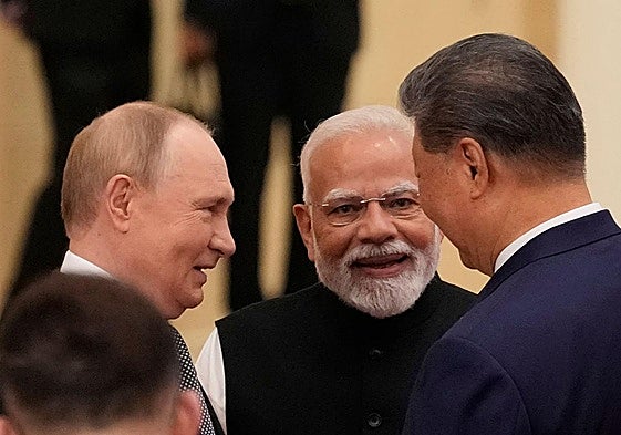 Vladímir Putin, Narendra Modi y Xi Jinping conversan durante la cumbre.