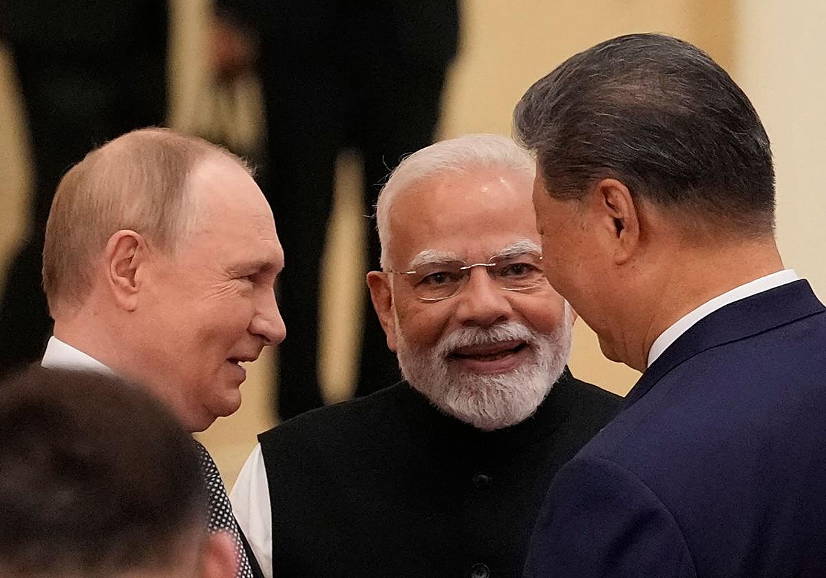 Vladímir Putin, Narendra Modi y Xi Jinping conversan durante la cumbre.