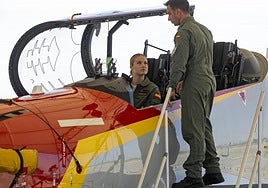 La Princesa Leonor, este lunes, sube a uno de los Pilatus estacionados en el hangar de la base aérea a la AGA de San Javier