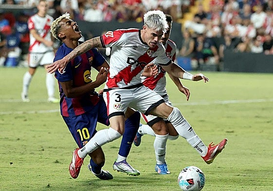 La acción del polémico penalti de Pep Chavarría sobre Lamine Yamal en Vallecas.