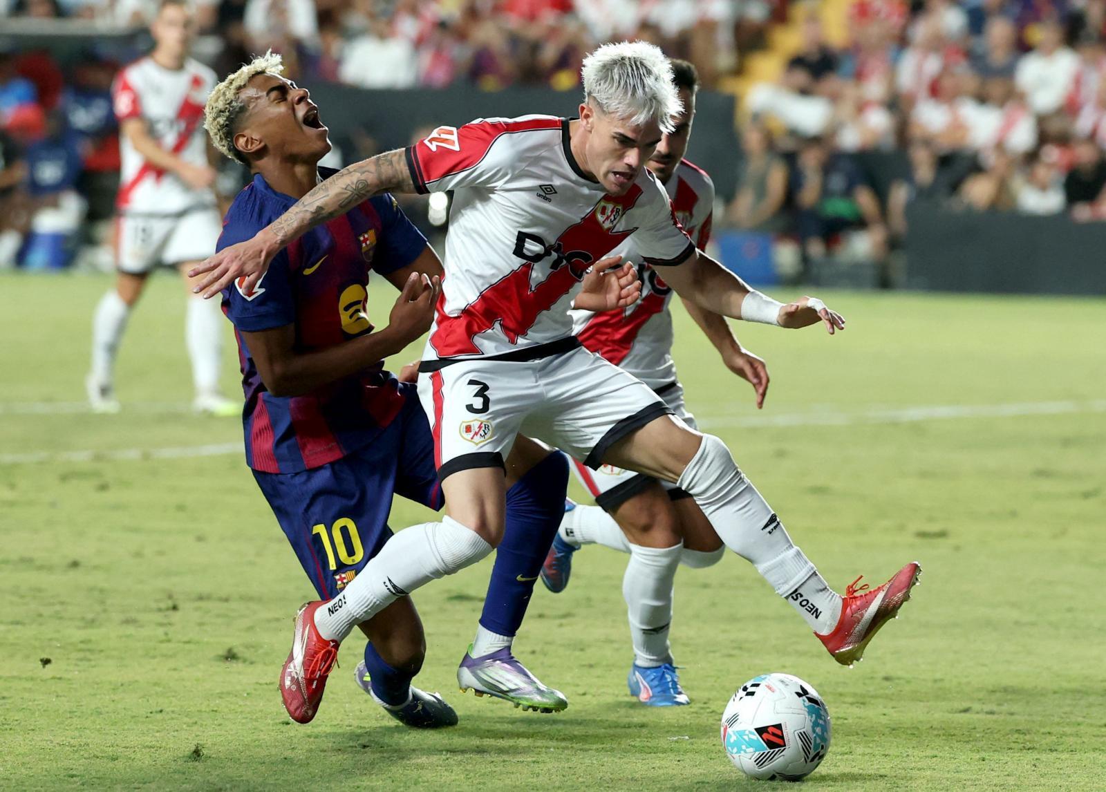 La acción del polémico penalti de Pep Chavarría sobre Lamine Yamal en Vallecas.