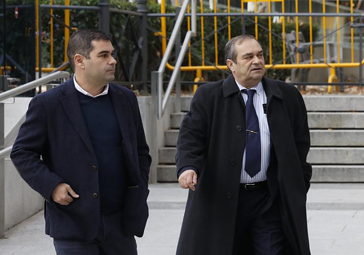 Los directivos del Villa de Pitanxo José Antonio Nores Ortega y José Antonio Nores Rodríguez salen de la Audiencia Nacional tras declarar como investigados.