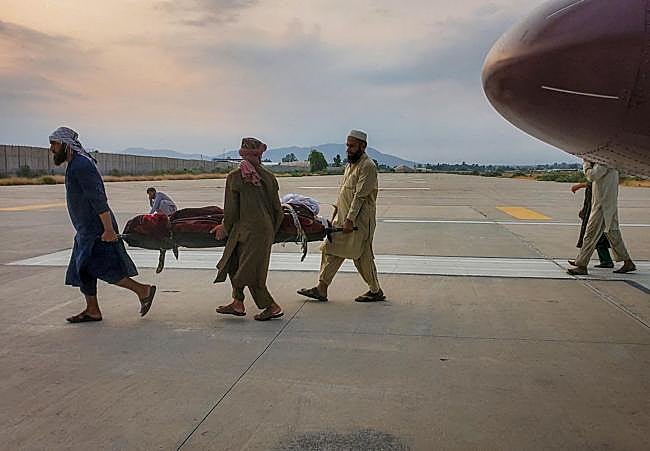 Un herido del terremoto es trasladado en avión en Jalalabad.