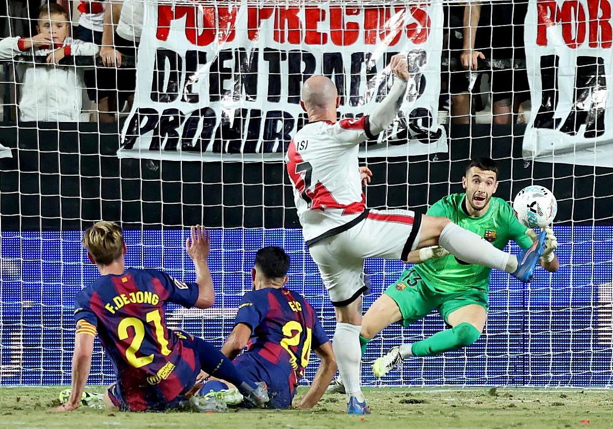 Joan García frustra una ocasión de Isi Palazón durante el Rayo-Barcelona.