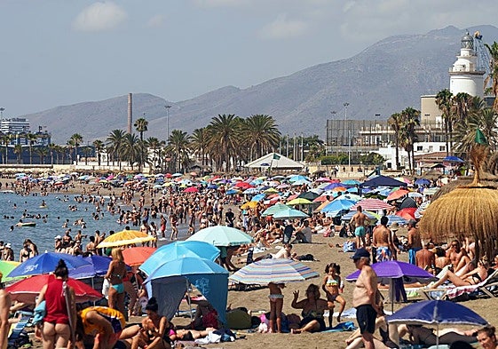 Numerosos turistas y malagueños disfrutan de la playa de La Malagueta
