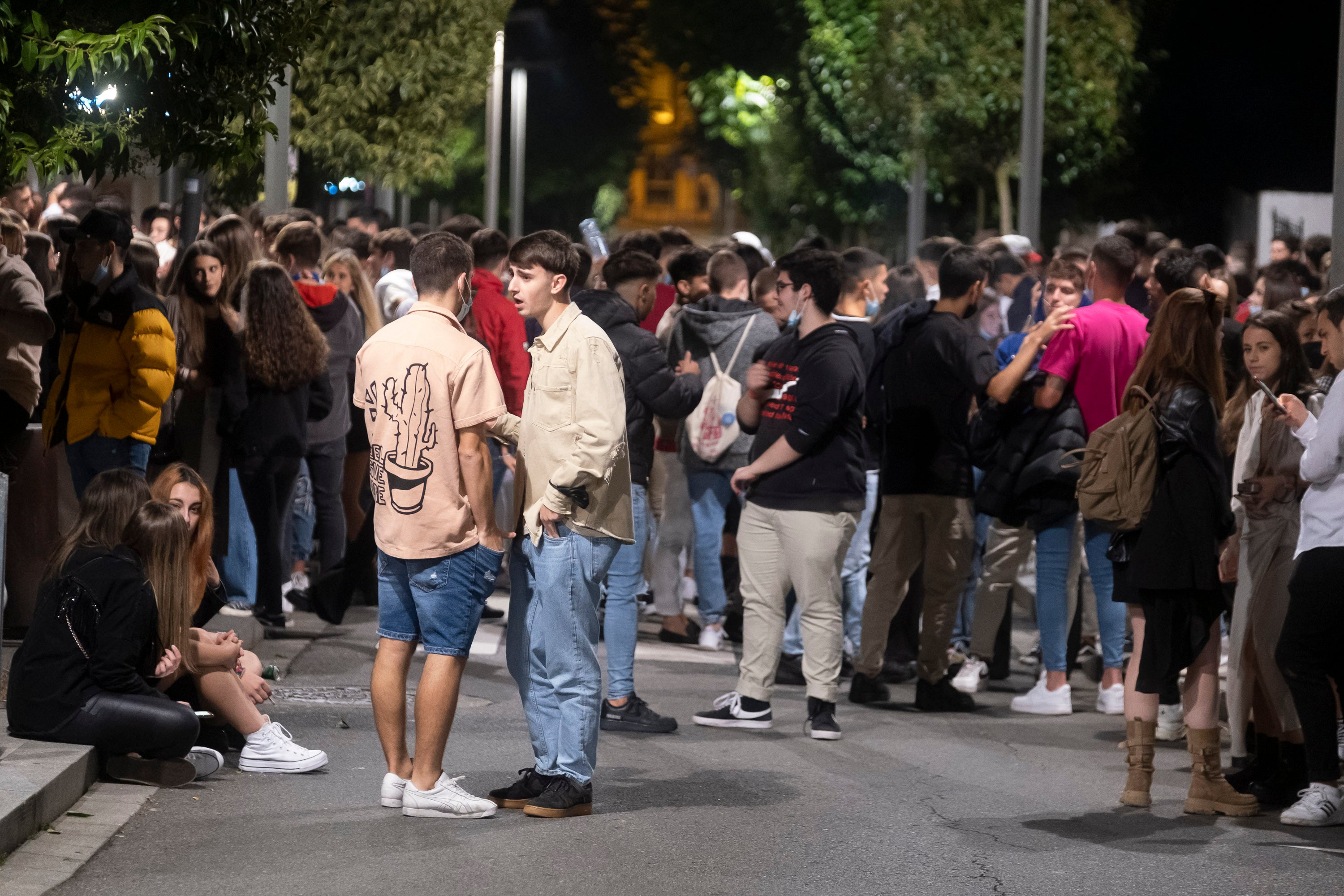 Imagen de archivo. Grupo de jóvenes se agrumeran para salir de fiesta.