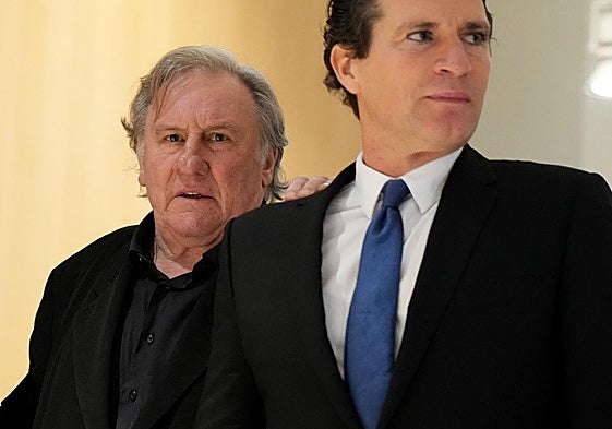 El actor francés Gérad Depardieu regresa a la sala del tribunal con su abogado.