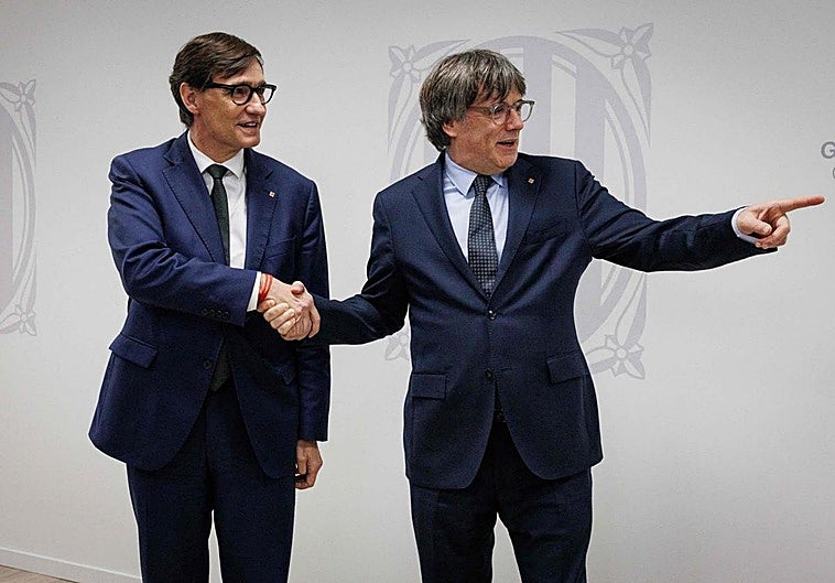 El presidente de la Generalitat, Salvador Illa saluda al presidente de Junts per Catalunya, Carles Puigdemont