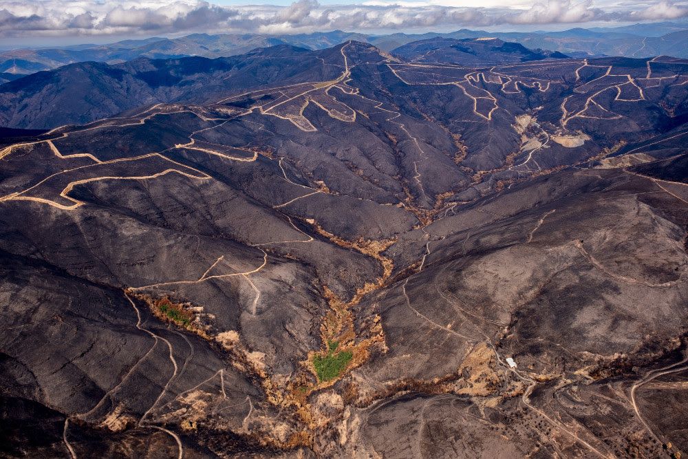 Incendio de Larouco (Ourense), iniciado en la parroquia de Seadur. Se trata del mayor fuego de la historia de Galicia desde que hay registros: ha arrasado más de 30.000 hectáreas.