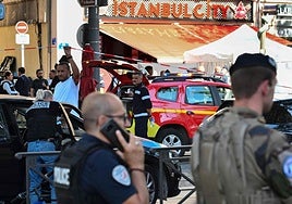 Agentes de policía trabajan en el lugar donde la policía francesa abatido a tiros a un hombre sospechoso de apuñalar a cinco personas en el centro de Marsella.