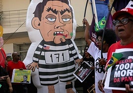 Protestas contra Jair Bolsonaro frente al tribunal de Sao Paulo en la recta final del juicio.