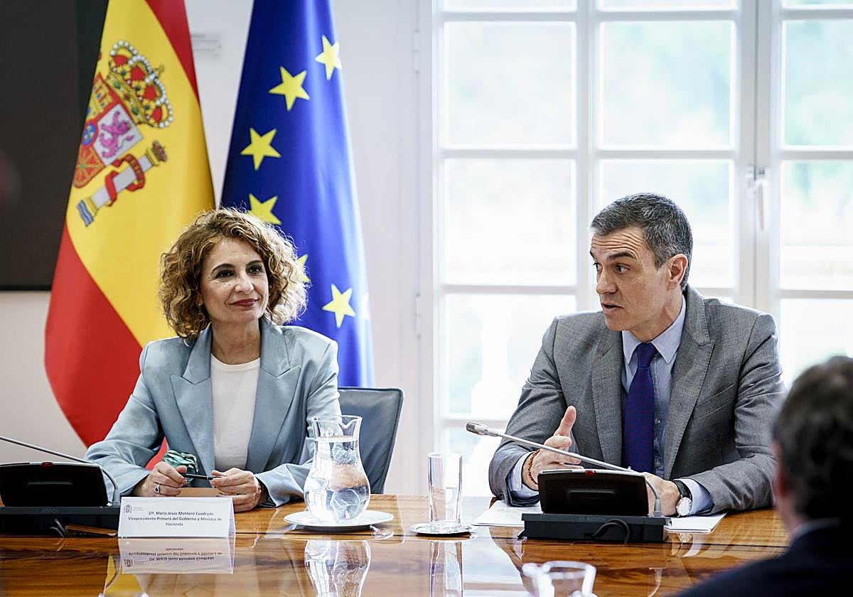 María Jesús Montero, vicepresidenta del Gobierno, junto a Pedro Sánchez, presidente