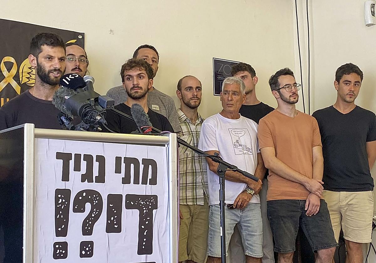 Cientos de reservistas israelíes se congregaron este martes en Tel Aviv para anunciar que no seguirán combatiendo en la que consideran una «guerra ilegal».