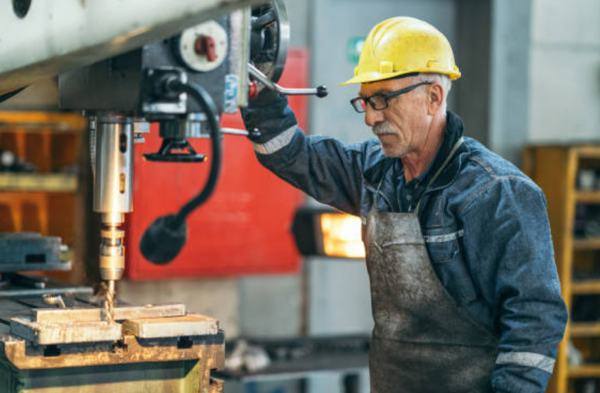 Un trabajador de edad avanzada.