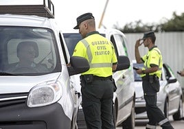 Agentes de la Guardia Civil realizan un control de alcoholemia.