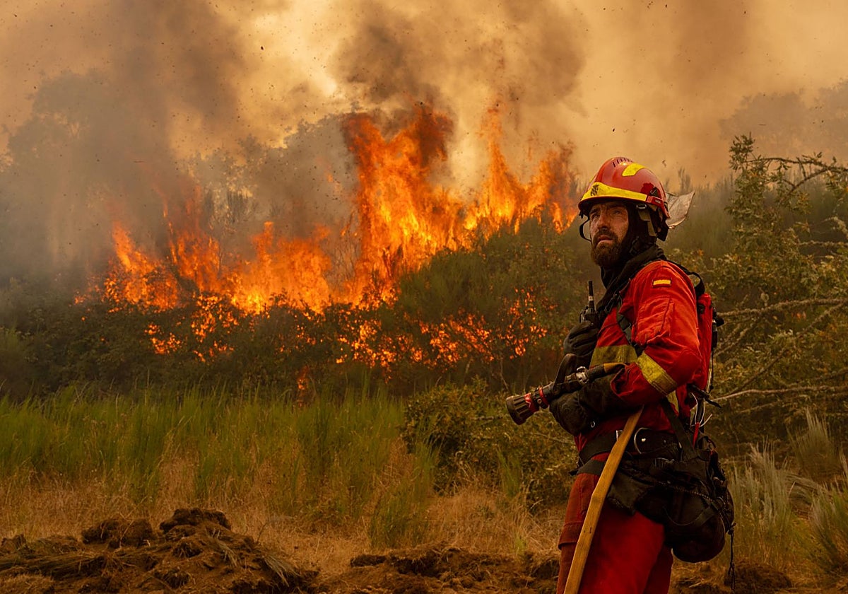 Un efectivo de la UME en el incendio forestal en Chandrexa de Queixa (Ourense), el pasado 12 de agosto.