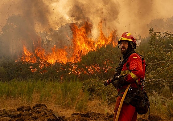 Un efectivo de la UME en el incendio forestal en Chandrexa de Queixa (Ourense), el pasado 12 de agosto.