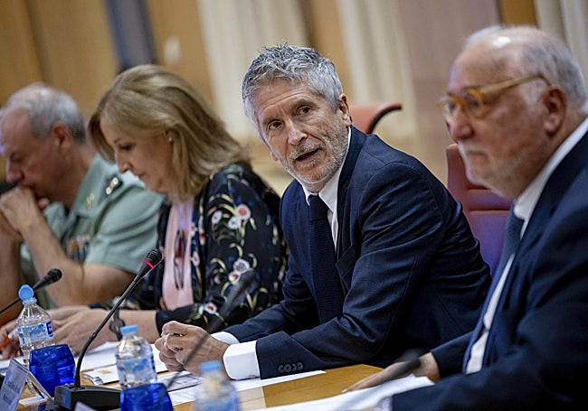 Marlaska, junto al director general de la DGT, Pere Navarro, y otras autoridades, en la rueda de prensa de presentación del balance provisiona de tráfico en julio y agosto.