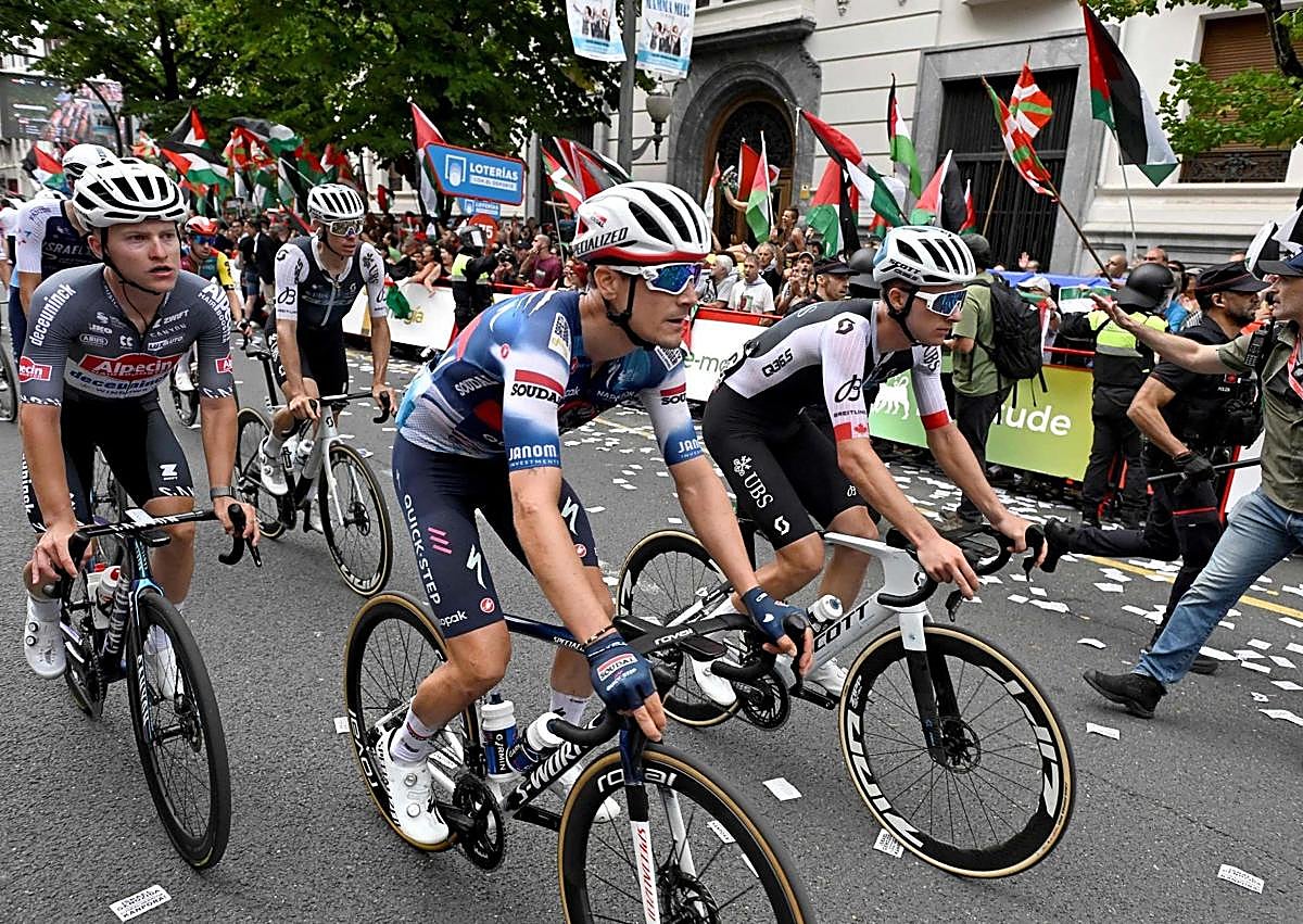 Imagen secundaria 1 - Momentos de los atercados en Bilbao.