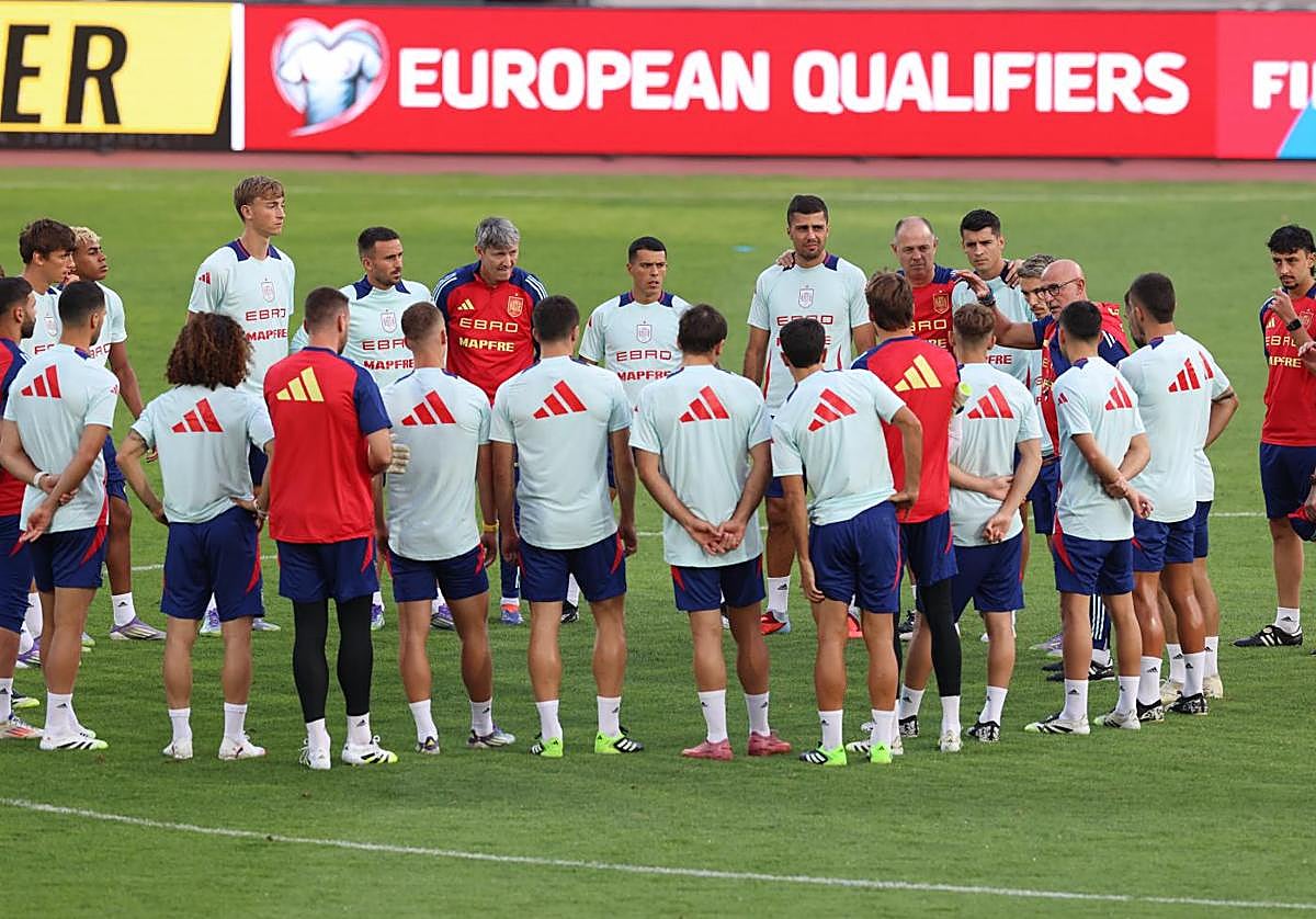 Los jugadores y el cuerpo técnico de la selección española, preparando el duelo con Bulgaria en el Estadio Nacional Vasil Levski.